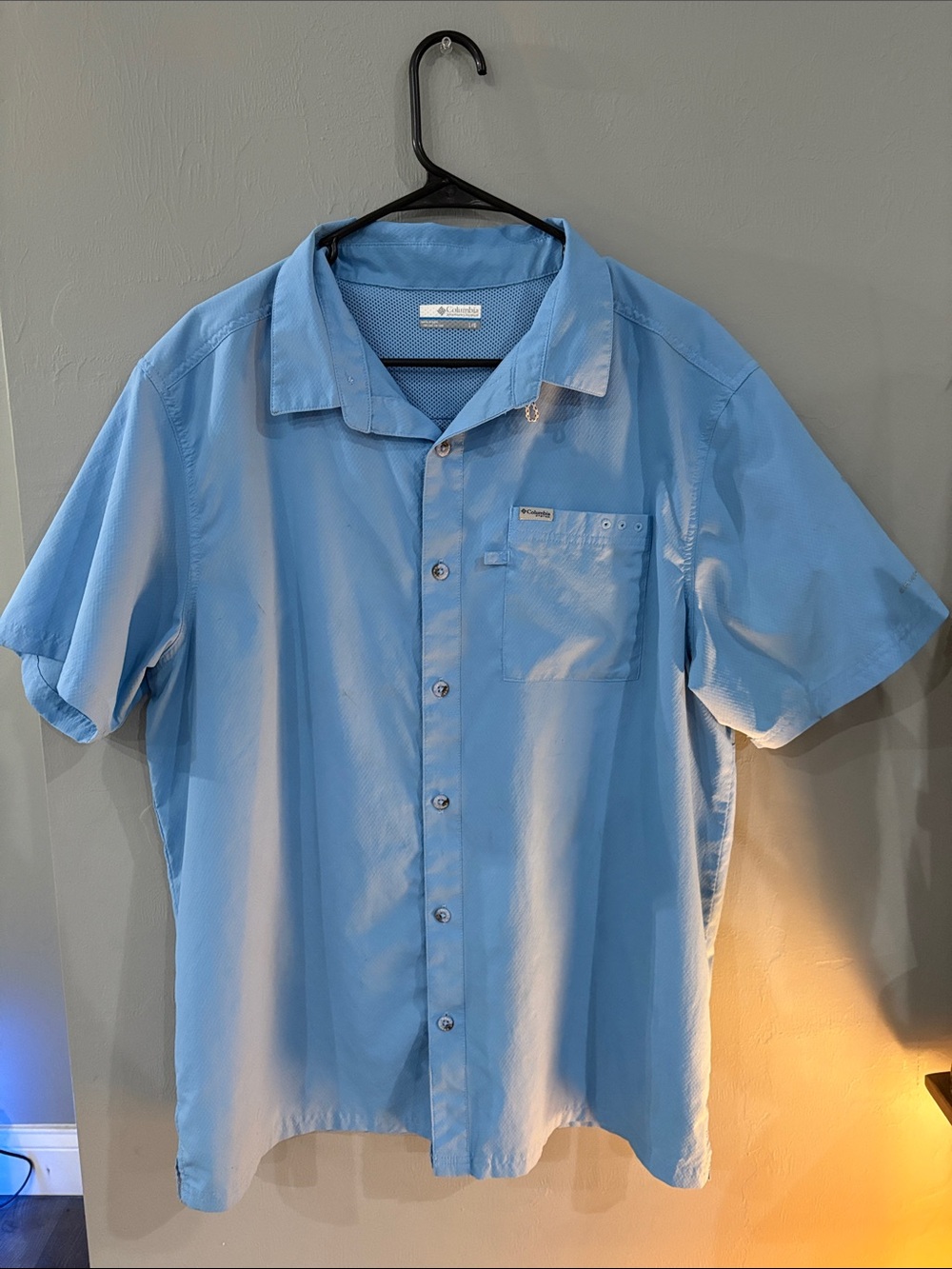 Columbia Men's Light Blue Short-Sleeve Button Down Shirt